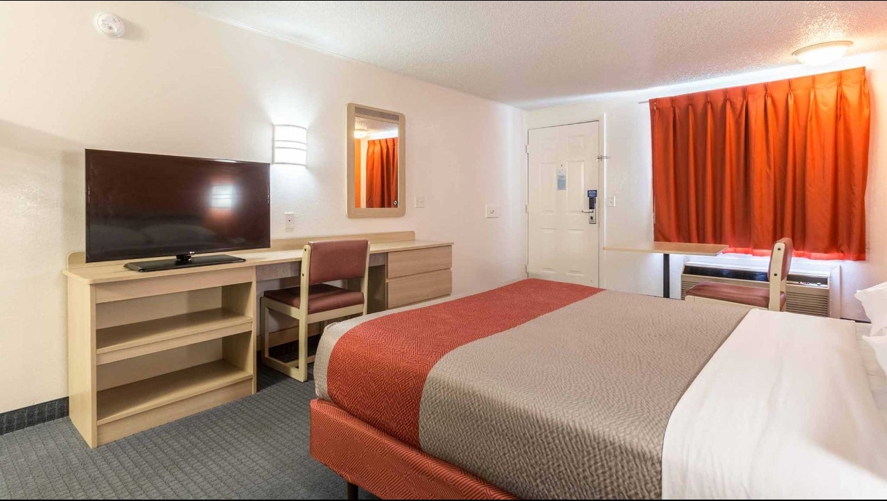 MOTEL 6 LANSING, MI - Paramount Lodging Advisors